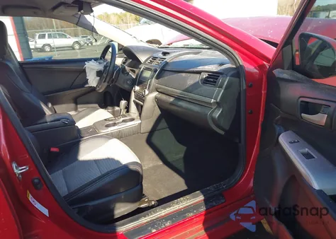 2014 Toyota Camry Se z USA, uszkodzony, nr VIN 4T1BF1FK2EU744913